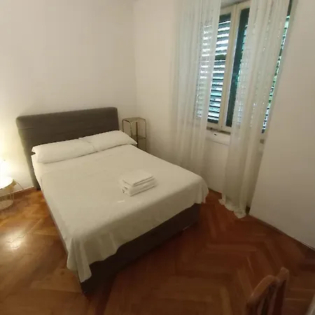 Ostanak kod kuće Damjan *