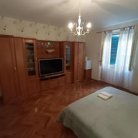 Damjan Ostanak kod kuće